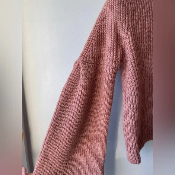 Dotti knit crop top - Size small - bell sleeves// good condition - Picture 3 of 7